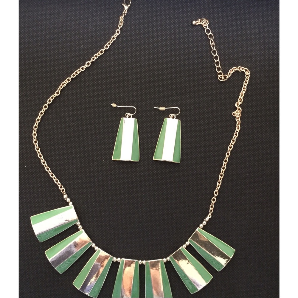 GREEN AND GOLD NECKLACE SET ⭐️ BUNDLE 3 FOR $18⭐️